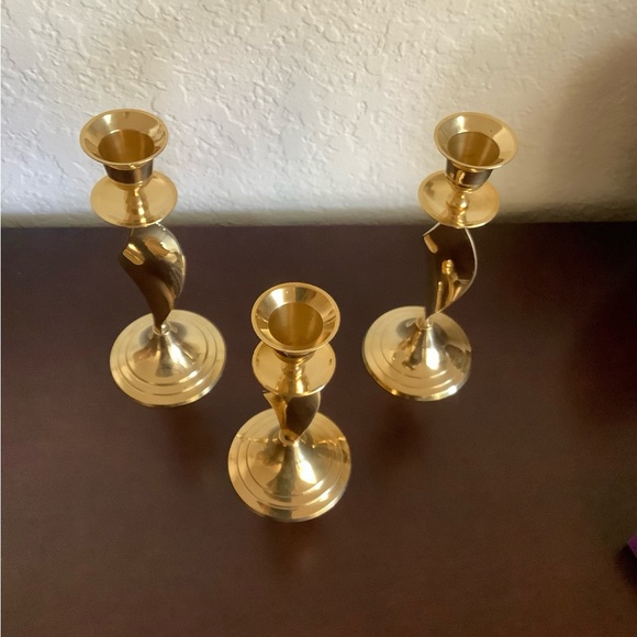 VINTAGE SET OF 3 BRASS CANDLESTICK HOLDERS - GOLD - Picture 3 of 7